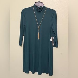 Hunter green 3/4 sleeve dress with necklace